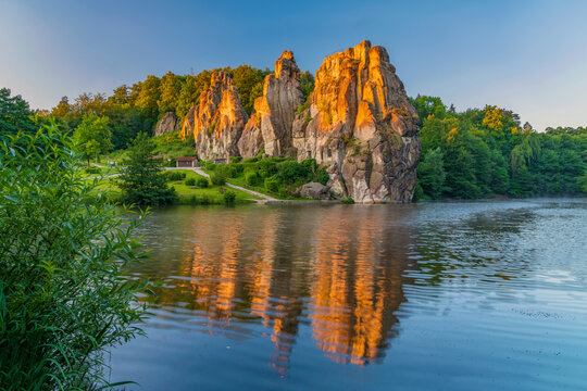 Die ber&uuml;hmte Felsformation Externsteine ​​im Teutoburger Wald bei Paderborn im Licht der aufgehenden Sonne, Deutschland