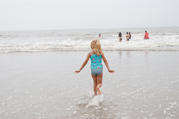 Fototapeta premium Girl running on the beach 