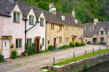 Fototapeta na wymiar Countryside English houses in the Cotswolds