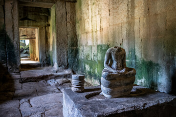 Fototapeta premium Ta Prohm temple at Angkor Thom complex, Siem Reap, Cambodia