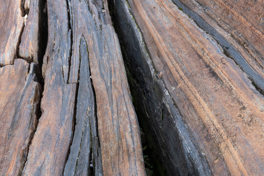Felsformation mit Rissen und spalten.