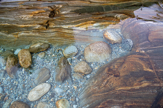 Klares Wasser in strukturierten Felsformationen.