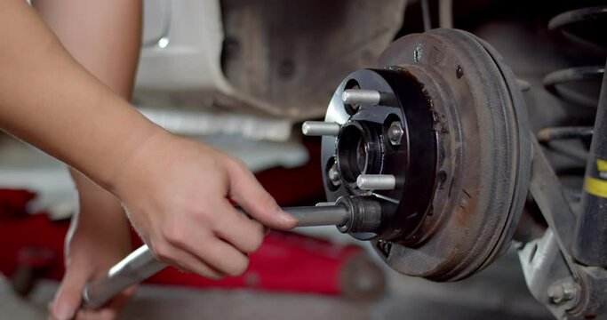 Install the nut onto the adapter wheel and tighten with a wrench.Tightens the wheel nuts with a wrench.4K60P.