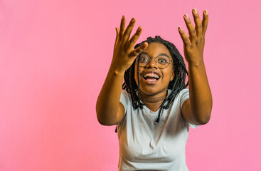 foto de estudio de mujer afroamericana con expreciones de alegría mirando la cámara 