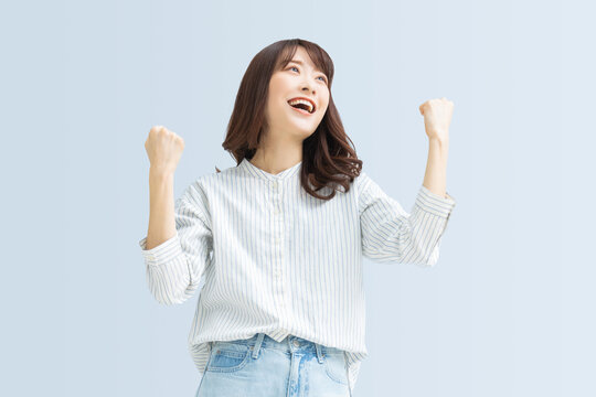 ガッツポーズをする笑顔の女性