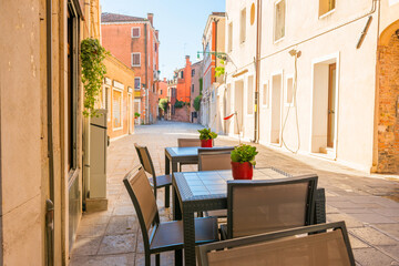Outdoor cafe in old Venice street with colorful buildings - 752468917