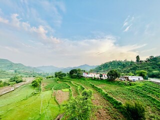 Naklejka premium Mountail life house farming under cloudy weather ☁️⛰️
