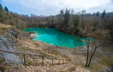 Der blaue See im Harz voll Wasser mit Treppe.