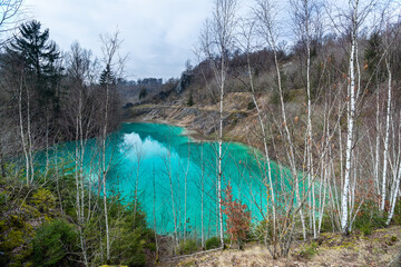 Der blaue See im Harz voll Wasser.