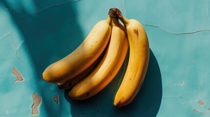 Banany na niebieskim stole