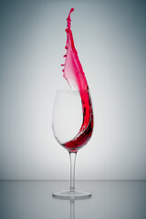 Spritziges Rotweinglas
