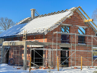 Winter is a partial obstacle to the continuity of work on the construction of single-family houses