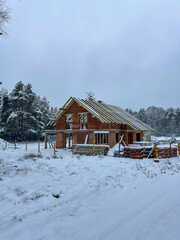 Snowfall caused a break in work on the construction of a single-family house