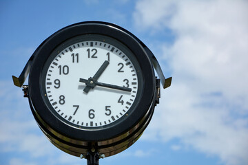 stary zegar kolejowy, stary zegar analogowy na tle błękitnego nieba, old railway clock, old analog clock against blue sky, Clock at train station
