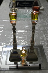 Shabbat table set Text on the map in Hebrew "In honor of Shabbat and Yom Tov"