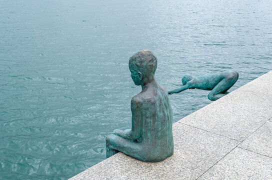 SANTANDER, SPAIN - MAY 4, 2014: Sculpture "Monument to the raqueros" (beachcombers), work of Jose Cobo Calderon, made in 1999, located in the Bay of Santander, Spain
