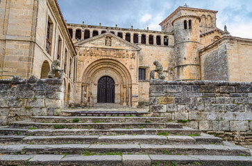 Collegiate church and cloister of Santa Juliana in Santillana del Mar, Cantabria, Spain - obrazy, fototapety, plakaty