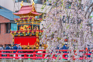 春の高山祭