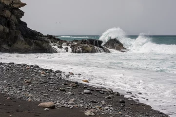 Photo sur Plexiglas les îles Canaries Waves crashing over rocks at Ajuy, Fuerteventura, Spain