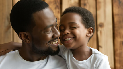Homem afro e seu filho se abraçando e sorrindo - Papel de parede