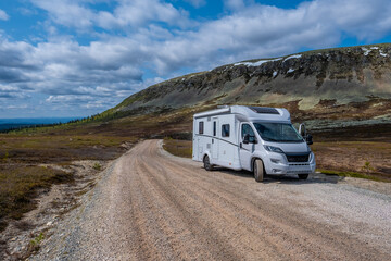 Wohnmobil auf Passstrasse in Schweden