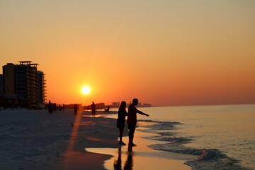 Fototapeta premium silhouette of a couple on the beach