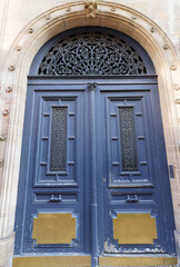 Old ornate door in Paris - typical old apartment buildiing. - 752594115