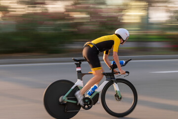 Triatletas durante la parte de ciclismo en una prueba de triatlón celebrada en Barcelona