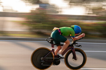 Obraz premium Triatletas durante la parte de ciclismo en una prueba de triatlón celebrada en Barcelona