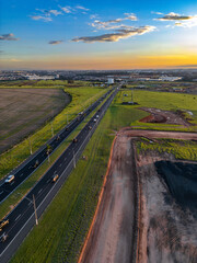 Imagem a&eacute;rea da cidade de Paul&iacute;nia durante por do sol com tr&aacute;fego e constru&ccedil;&atilde;o de condom&iacute;nio residencial. 2024.