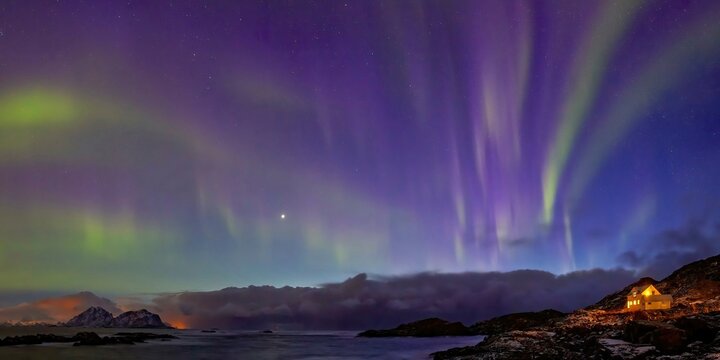 Polarlichter zur blauen Stunde am Meer auf den Vesteralen