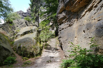 Weg mit Treppe auf dem Pfaffenstein in der Sächsischen Schweiz