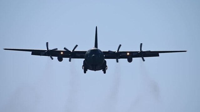 上空を通過するC-130H輸送機 (航空自衛隊小牧基地, 2024年3月）