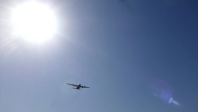 上空を通過するC-130H輸送機 (航空自衛隊小牧基地, 2024年3月）