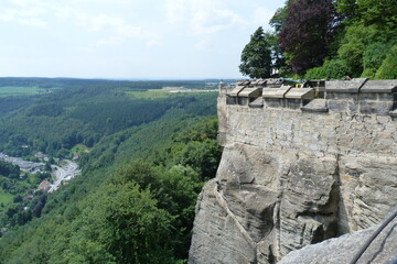 Mauern auf Felsen auf der Festung Königstein in der Sächsischen Schweiz