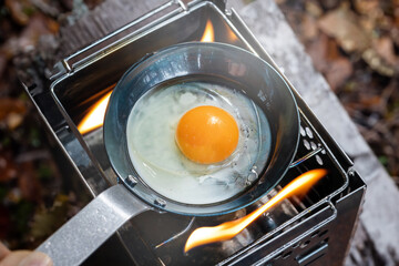 キャンプで目玉焼き　Fried eggs made outdoors and camping