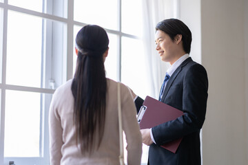 物件を内覧している女性と不動産屋の男性