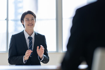 面接を受ける男性