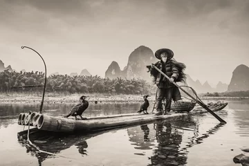 Papier Peint photo Guilin Cormorant fisherman and his birds on the Li River in Yangshuo, Guangxi, China.