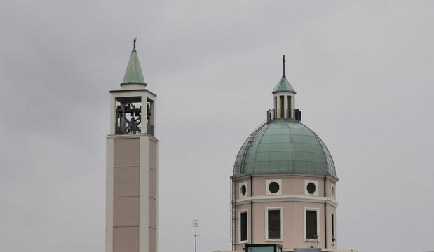 Campanile e cupola chiesa nel cielo grigio