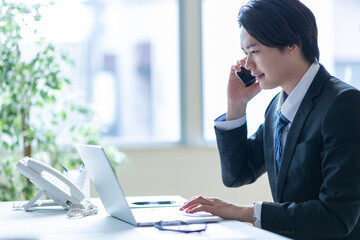 仕事をする男性