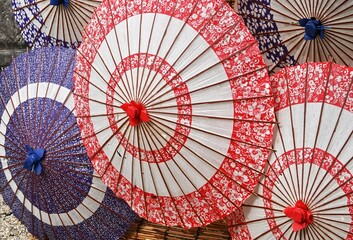 Japanese umbrellas are made of Japanese paper, bamboo, etc. It goes well with kimono, and you can enjoy the sound of rain and the scent of an umbrella.
