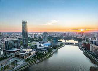 Obraz premium Yekaterinburg city and pond aerial panoramic view at summer sunset.
