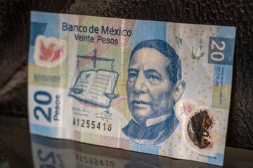 Billete de 20 pesos mexicanos con la imagen de Benito Juárez