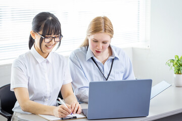 アジア人女性と白人女性のビジネスシーン　Business