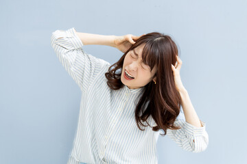 頭を抱えて困る女性