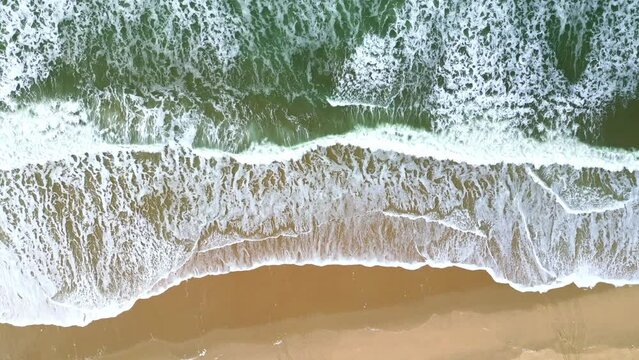  Oc&eacute;an vert, vagues et plage vue du ciel