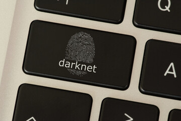 Computer, Fingerabdruck und Taste für Darknet