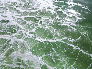 Reflets blancs et verts sur océan