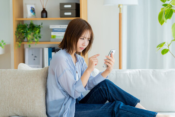 リビングでくつろぐ若い女性